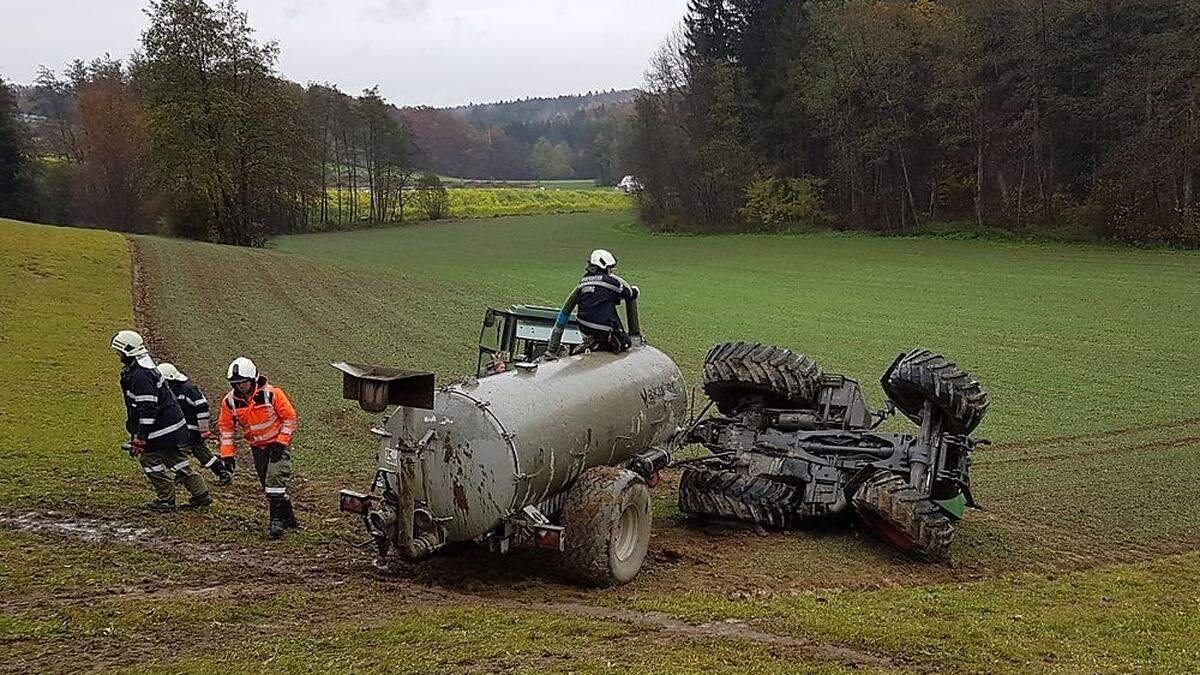 Die Florianis von Fehring musste zuerst die Gülle abpumpen, bevor sie den verunglückten Traktor bergen konnten