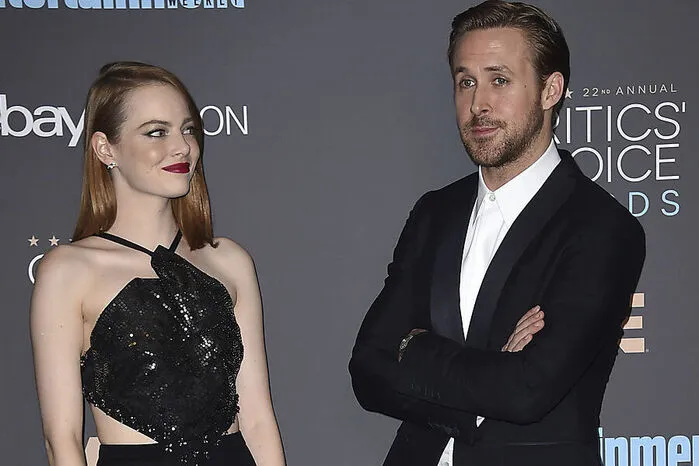 Emma Stone mit Ryan Gosling tanzen und sangen sich in "La La Land" zum Kritikerpreis.