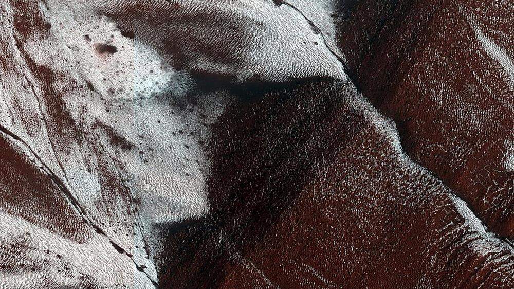 Auffällige Fließstrukturen an den Mars-Steilhängen