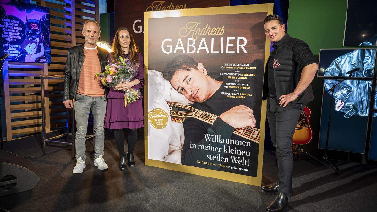Gabalier trug das mannshohe Magazincover eigenhändig auf die Bühne: Ab 21. April ist das Heft im Handel