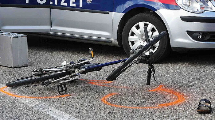 Zwei Radfahrer wurden bei einer Kollision mit einem Pkw auf der B76 in Lannach verletzt