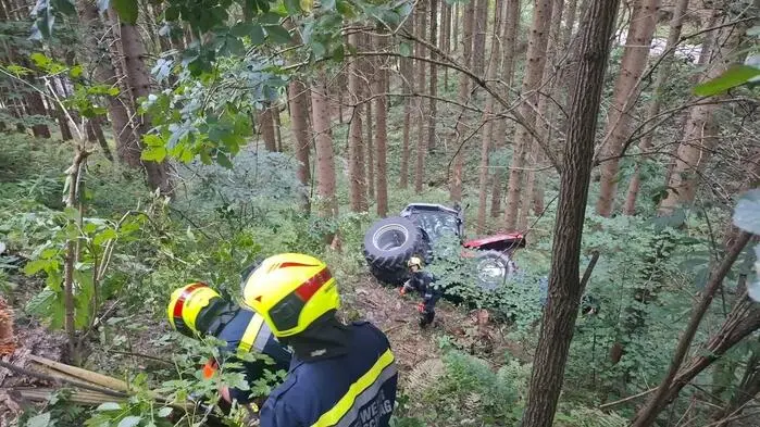 Der Traktor stürzte von einer Forststraße ab