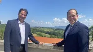 Stradens Bürgermeister Anton Edler eröffnete gemeinsam mit Claus Kahn, Leiter und Präsident des Bundesamtes für Eich- und Vermessungswesen (BEV), den neuen GPS-Kontrollpunkt in Straden