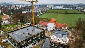 Luftaufnahme zeigt Umbauarbeiten an der Landwirtschaftliche Fachschule Grottenhof, aufgenommen 2022