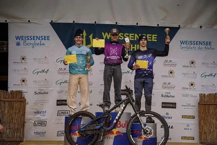 Ende Juni holte Kowald (Mitte) den Staatsmeistertitel im Downhill bei den Junioren und qualifizierte sich für die EM