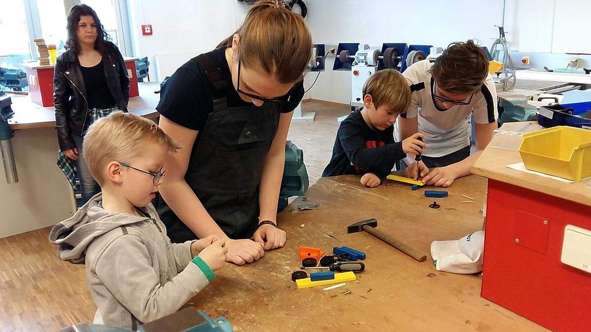 HTL-Schüler bringen den Kindern spielerisch die Technik näher