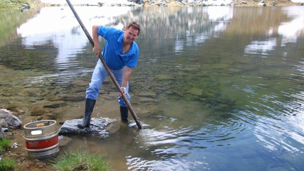 Zu Beginn der Sommersaison fischt Heinz Bodner das im See überwinterte Bier wieder raus