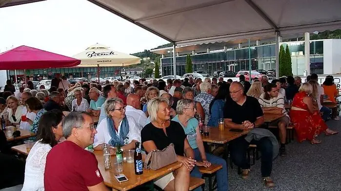Für das Konzert des Rosentaler Eventsommers am vergangenen Samstag wurde am Parkplatz der Kaufwelt Rosental vorsorglich ein großes Zelt aufgebaut, die Veranstaltung blieb jedoch regenfrei