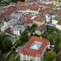 Luftbild auf die Innenstadt. Zu sehen: der Hauptplatz und der Amthof