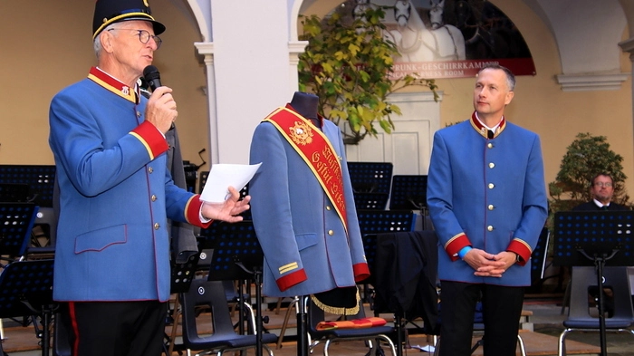 Tosenden Applaus gab es nicht nur für die hochklassige musikalische Darbietung, sondern auch für die an die Kaiserzeit erinnernde neue Kleidung der Musikerinnen und Musiker.