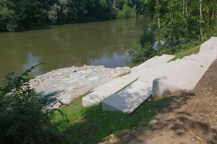 Mehrere Stufen führen direkt zum Wasser, wenngleich die Bucht nicht als Bademöglichkeit gedacht ist