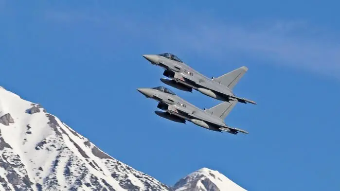 Zwei Eurofighter-Kampfjets vor einem verschneiten  Bergkamm