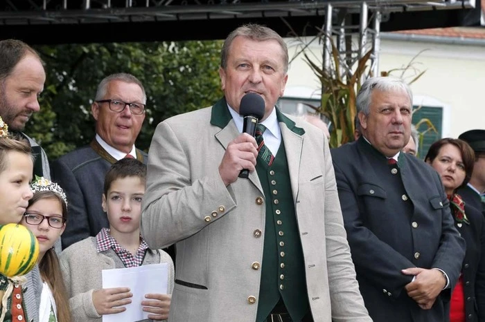 die Gemeinde Söchau samt Blasmusikkapelle und Bürgermeister Josef Kapper...