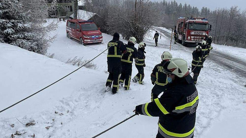 Die Feuerwehren mussten zu zahlreichen Fahrzeugbergungen ausrücken - wie hier auf der L 432 in Pöllau