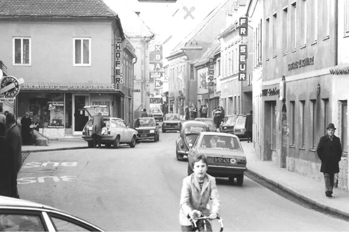 1970: Das Auto dominiert zunehmend die Hauptstraße und mindert die Aufenthaltsqualität der Menschen in der Altstadt.