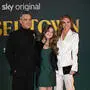 Robbie Williams, Teddy Williams, Ayda Field Williams bei der Premiere von „Tinsel Town“ in London