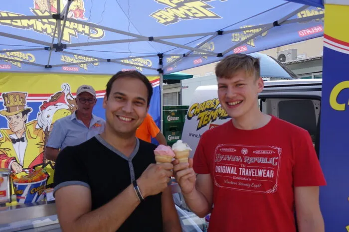 Das Eis hat den Besuchern der Aktion sichtlich geschmeckt, so auch diesen beiden Herren von der Montanuniversität. Da darf es dann vielleicht auch noch ein zweites Kugerl sein!
