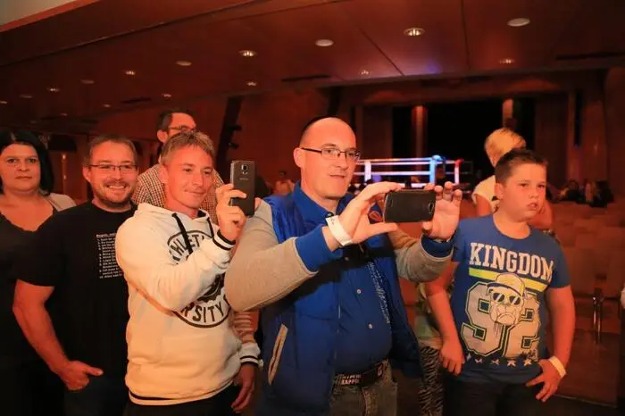 Besondere Unterstützung der Fans bekam der Lokalmatador, Franz Dynamite Lerchbacher der sich den Titel der NWE (New Wrestling Era Heavyweight Champion) gegen den aus Omaha, USA angereisten Brusier Mastino aka Mantaur ex erkämpfte.