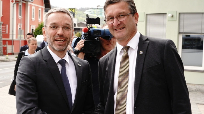 Bürgermeister Wolfgang Klinar begrüßt Innenminister Herber Kickl in Seeboden: "Sie sind der erste Innenminister, der Seeboden besucht!" betonte der Bürgermeister.