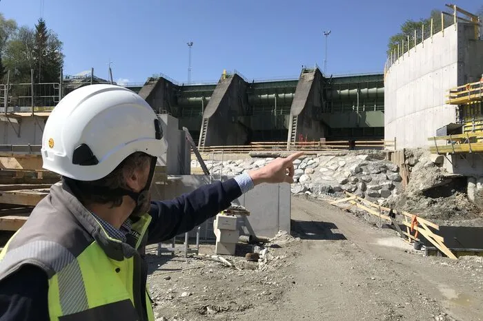 Maximal 45 Arbeiter befinden sich wegen der Coronabestimmungen auf einmal auf der Baustelle.