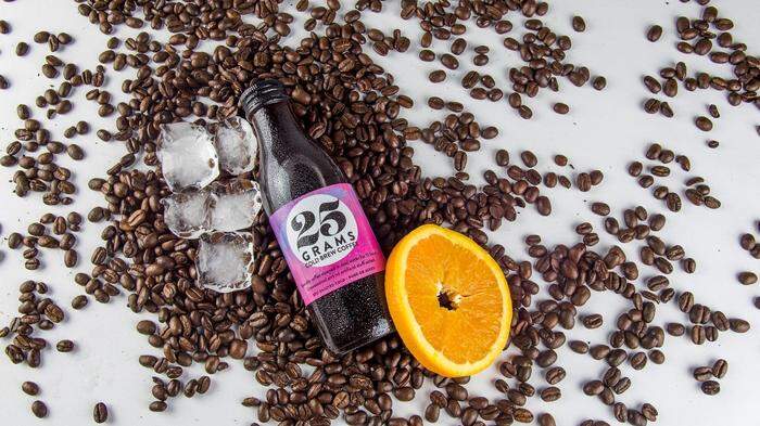 Markenprodukt 25 Grams. Der Kaffee zieht 15 Stunden im kalten Wasser