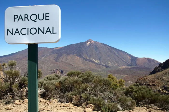 Der höchste Berg SpaniensAuf der Wander-Tagestour geht es hinauf auf den höchsten Berg Spaniens: den Pico del Teide. Die Tour führt zunächst auf 2300 Meter zum Besucherzentrum und Aussichtspunkt El Portillo. Auf dem weiteren Weg entdecken die Wanderer die Huevos del Teide, die „Teide-Eier“: riesige Lavakugeln mit einem Durchmesser von bis zu fünf Metern. Die Besucher passieren danach Bims- und Lavafelder, die Berghütte Refugio de Altavista bis sie über erstarrte Lavaströme die Bergestation der Seilbahn erreichen. Oben an der Spitze genießen die Besucher dann den Ausblick, bevor es mit der Seilbahn zurück ins Tal geht.