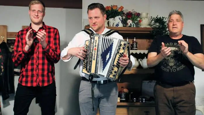 Nach intensiven Wochen mit Probenarbeiten feierten die Mitglieder der Theatergruppe Lipizzanerheimat am Wochenende im Saal des Restaurant Pizzburg in St. Johann ob Hohenburg eine gelungene Premiere. 