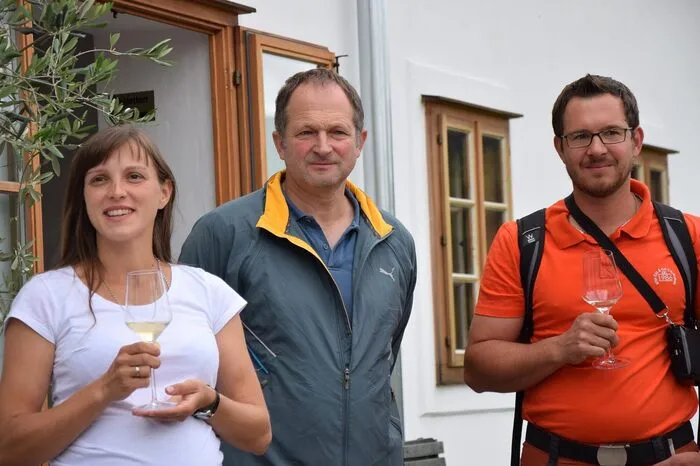 Unterwegs kann man noch bei den Bauernhöfen Hartmann und Steininger zukehren, wo auch Kräuter in ihren Gärten wachsen, und bei Zweiterem kann man alte Ziegen- und Schafrassen erleben. Und schließlich gibt´s da auch noch den sehenswerten Kräutergarten auf dem Serschenhof – auf dem man verschiedene Kurse über das Leben im Einklang mit „Tier und Natur“ absolvieren kann.