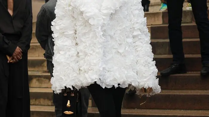Sie ist und bleibt eine Stilikone: Im schneeweißen Kurzmantel, verziert mit unzähligen Blütenblättern, sowie skurriler Sonnenbrille zog Jennifer Lopez bei der Show von Schiaparelli diesmal alle Blicke auf sich. Auch neu: die langen Locken sind ab, in Paris zeigte sich die 54-Jährige erstmals mit kinnlangem Bob. 