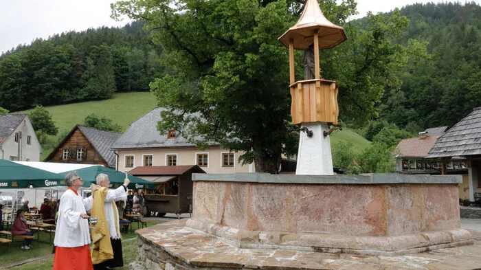 Vor zwei Jahren wurde in Radmer damit begonnen, den 350 Jahre alten Antoniusbrunnen zu sanieren. Nach aufwendigen Arbeiten und mehr als 100.000 Euro an Kosten für die Renovierung des Brunnenbeckens, des Unterbaus, der Mittelsäule und der Antoniuskanzel, erstrahlt der Brunnen nun in neuem Glanz.