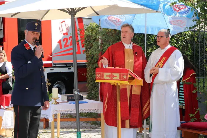 Am Foto von Links: Kdt. Wolfgang Drolle, Dechant und Stiftspfarrer Erich Aichholzer sowie Diakon Joachim Gsodam. 