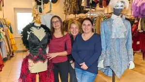 Emmanuela Cossar (links) und ihre zwei Mitarbeiterinnen, Dana Nowak und Melanie Bicek, kennen jedes einzelne Stück im Fundus des Kostümverleihs