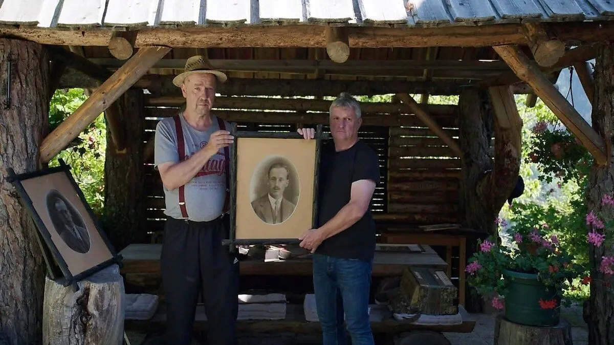 Gedreht wurde unter anderem Leppen/Lepena in der Gemeinde Eisenkappel-Vellach: Am Bild sind Obmann Willi Ošina vom SPD Zarja (rechts) und Thomas Kogony zu sehen
