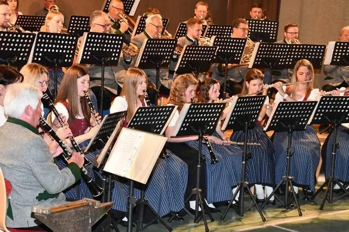 Unter der musikalischen Leitung von Kapellmeister Christian Steinwender und seiner Stellvertreterin Martina Mohr sowie Obmann Martin Steinwender präsentierte das 46-köpfige Orchester ein abwechslungsreiches Programm.
