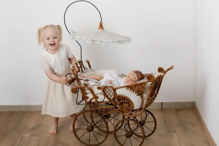 Die stolze große Schwester Hannah freut sich sichtlich über
ihre kleine Schwester Valentina, die am 26. Mai das Licht der
Welt erblickt hat. Die stolzen Eltern, Katrin Maillet und
Christian Wolf, sind dankbar für ihr Familienglück und genießen
die gemeinsame Zeit zu Hause in St. Ruprecht an der
Raab.