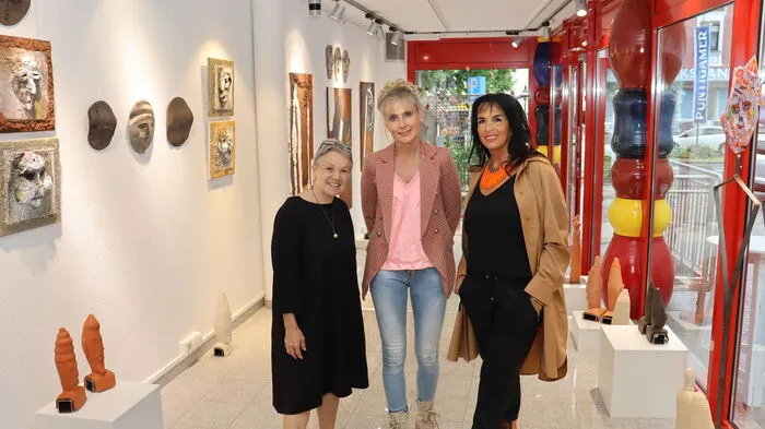 Nachdem kurzfristig ein Termin frei wurde, haben sich die Künstlerinnen Elisabeth Raunig und Monika Barwig spontan entschieden, eine Ausstellung gemeinsam mit der Kulturverantwortlichen Evelyne Oswald zu organisieren.