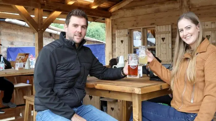 Schräg gegenüber von Alfred Pfandl befindet sich die Hütte „Zum Hirter“. Die neue rustikale Holzhütte bringt echtes Hüttenfeeling auf den Wiesenmarkt – der perfekte Platz für gesellige Runden, gute Gespräche und besondere Genussmomente.
