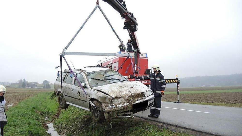 Feuerwehr barg Unfallfahrzeug