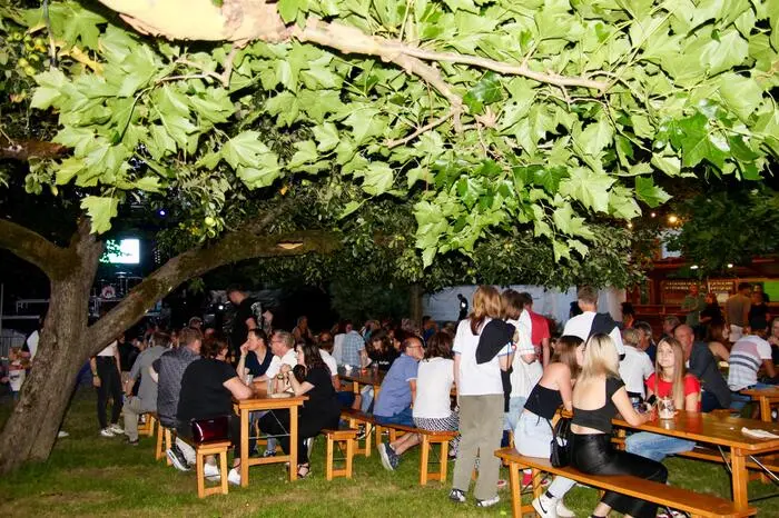 Das besondere Ambiente unter den Apfelbäumen in Pfarrers Garten lockt jedes Jahr tausende Besucher an 