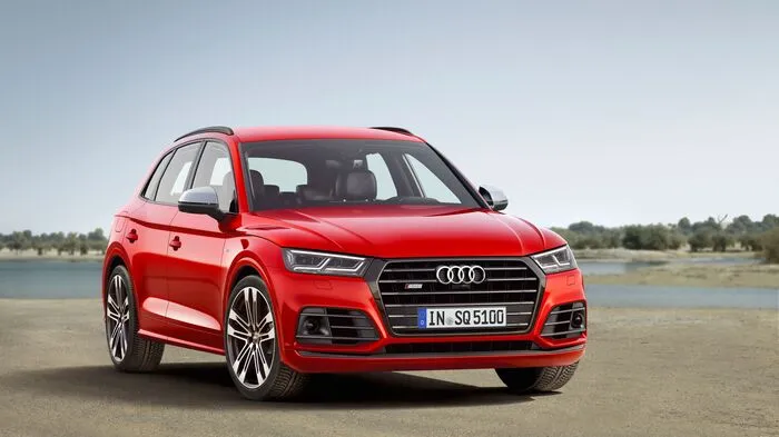 Der SQ5 ist das neue Topmodell von Audis Q5-Baureihe und hat jetzt einen 3-Liter-Turbobenziner unter der Haube. Der V6 hat eine Leistung von 354 PS. Bereits bei 1370 Umdrehungen pro Minute liefert er 500 Newtonmeter Drehmoment, die bis 4500 Touren konstant bleiben. Der Sprint von 0 auf 100 km/h ist in 5,4 Sekunden erledigt, die Höchstgeschwindigkeit elektronisch auf 250 km/h begrenzt.