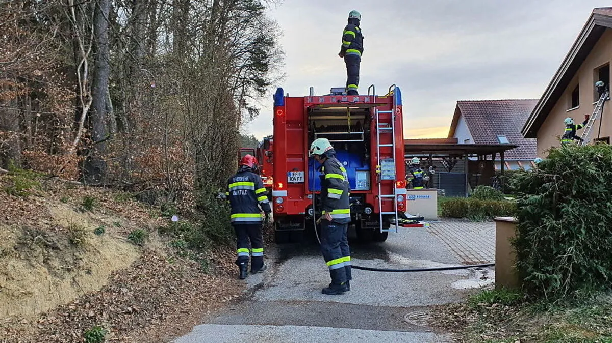 Neben der Feuerwehr Neudorf bei Ilz, waren auch Kameraden von zwei weiteren Wehren vor Ort