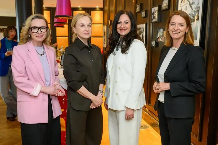 Moderatorin Barbara Haas, Felicitas Thun-Hohenstein, Nadja Kayali und Kleine Zeitung-Geschäftsführerin Xenia Daum