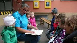 „Lese-Omi“ Gerlinde Moisi las sich beim Lesefest der Stadtbücherei Trofaiach in die Herzen ihrer jungen und teils „tierischen“ Zuhörer