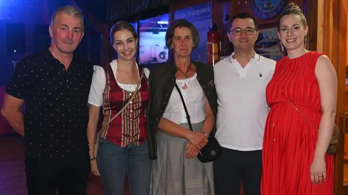 Trotz ihrer vielen Aufgaben und Einsätzen in der nahen Vergangenheit veranstaltete die Steuerberger Feuerwehr für die Bevölkerung einen tollen Discoabend.