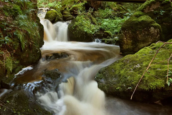 Die windungsreiche Ravennaschlucht im Höllental (Breitnau)  hat mehrere Wasserfälle, darunter den 16 Meter hohen großen Ravenna-Fall.