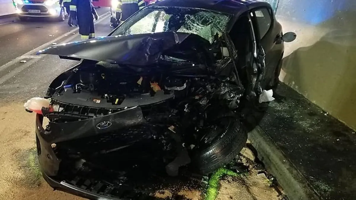 Zwei Pkw kollidierten frontal im Tunnel