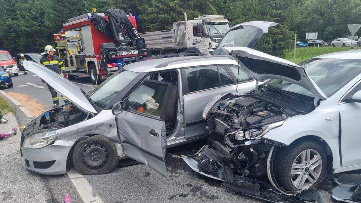 Zwei Pkw waren in den Unfall verwickelt 