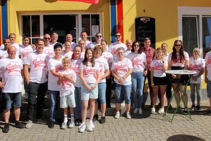 Die Junior-Chefs Sandra Schrottner und Philipp Scherz organisierten gemeinsam mit Roswitha und Albert Scherz und einer Brigade an Servicemitarbeitern den 1. Budweiser Kirta mit Originalbier aus Tschechien, das aus artesischem Wasser, mährischer Gerste und Saazer Hopfen schonend gebraut wird und daher sehr süffig schmeckt
