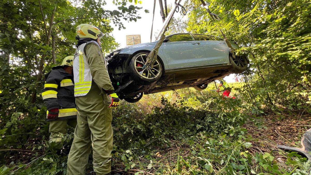 Das Fahrzeug musste mit dem Wechselladefahrzeug der Feuerwehr Feldbach geborgen werden