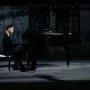 Im neusten Video setzt sich Klein auch ans Klavier